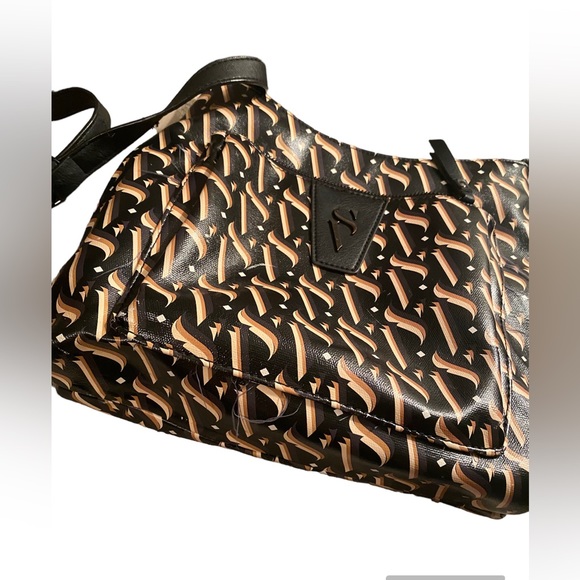 Simply Vera Vera Wang Crossbody bag. Zip top. Used in good condition 🖤👜 - Picture 3 of 17